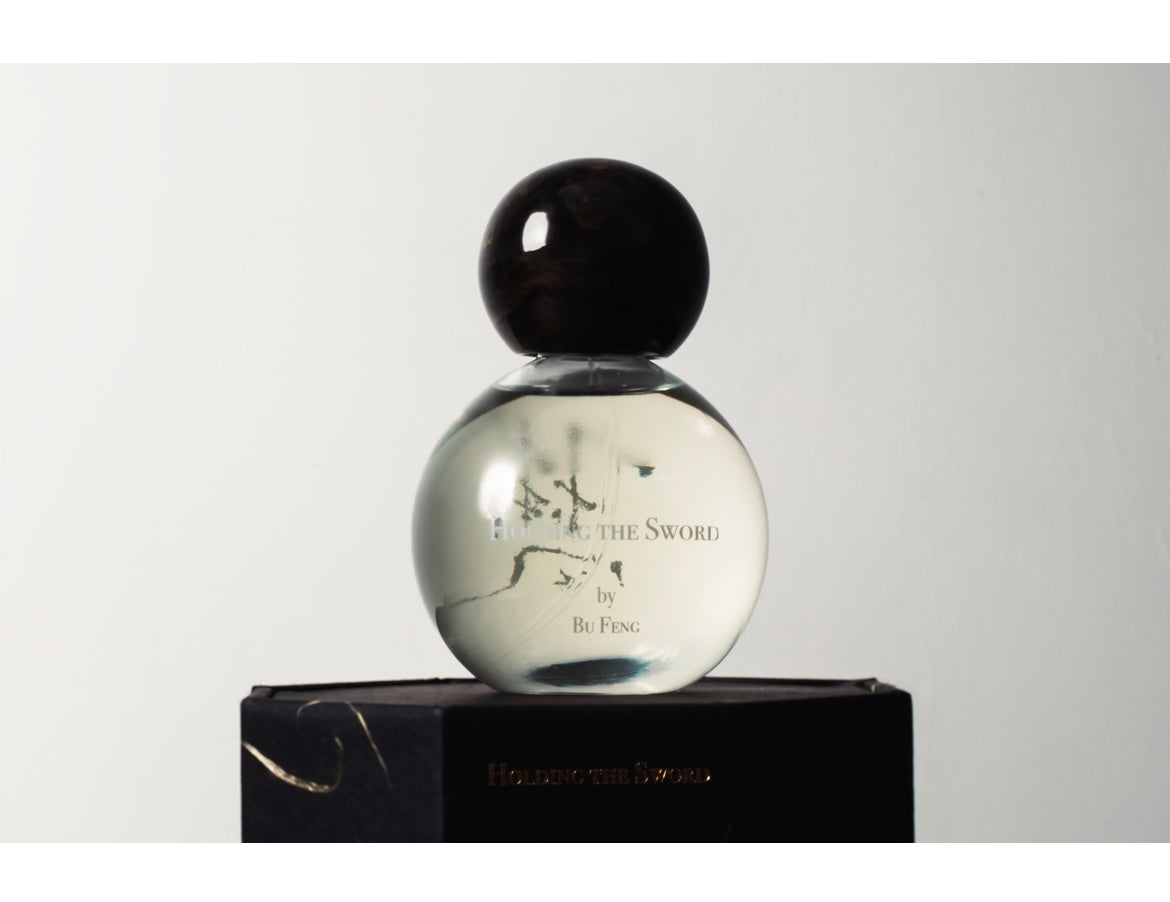 Holding the Sword/提刀